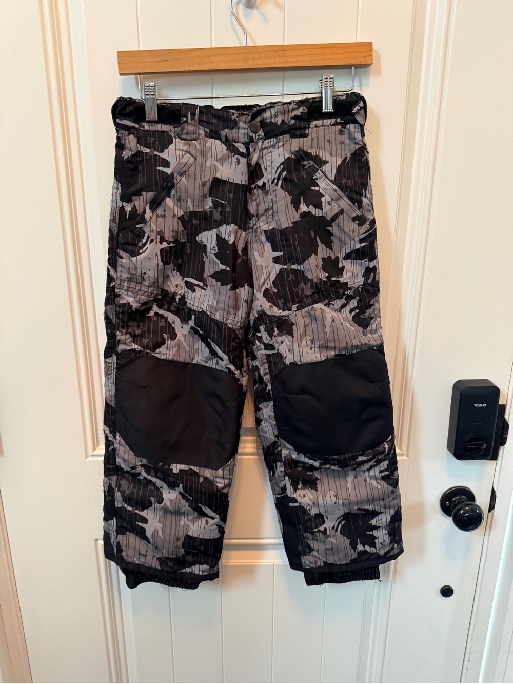 Cherokee Men's Black & Gray Camo Cargo Pants
